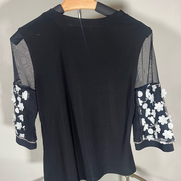 JOSEPH RIBKOFF
Black/White Top mesh with floral design - Picture 2 of 8